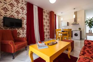 sala de estar con sofá y mesa en una habitación en Singular Pilatos, en Sevilla