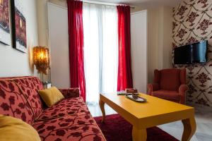 una sala de estar con un sofá y una mesa en Singular Pilatos, en Sevilla