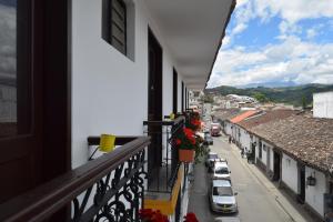 Elle comprend un balcon offrant une vue sur la rue. dans l'établissement Les Balcons Hostel, à Popayan
