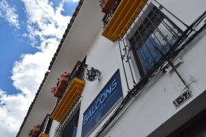 Un edificio con un cartel en el costado. en Les Balcons Hostel, en Popayán