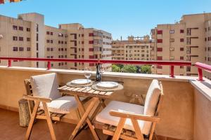 d'un balcon sur le toit avec une table et des chaises. dans l'établissement Apartamento Parque litoral, à Malaga