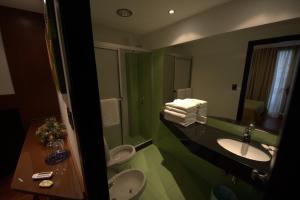 Koupelna v ubytování Sur Hotel