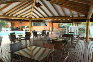 Um restaurante ou outro lugar para comer em Pousada Maresias Beira Mar