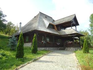 Casa de la Mara في Mara: منزل خشبي كبير مع سقف مقامر