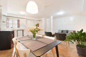 Una cocina y un comedor con mesa y sillas. en Montes Claros 26, en Granada 13 fotos más