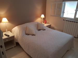 מיטה או מיטות בחדר ב-La petite maison - L'Ouche Charlot