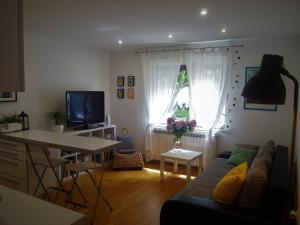 een woonkamer met een bank en een tafel bij Chic apartment in Zagreb