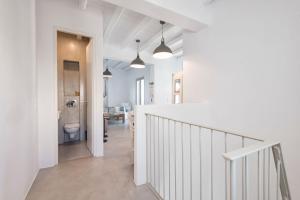 pasillo blanco con aseo y baño en Asimi House, en Naousa