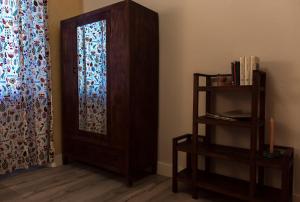 Pokój z drewnianymi drzwiami i półką na książki w obiekcie Le Camere di Casa Cassandra w mieście Perugia