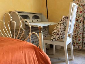 1 Schlafzimmer mit einem Schreibtisch, 2 Stühlen und einem Bett in der Unterkunft Le Camere di Casa Cassandra in Perugia