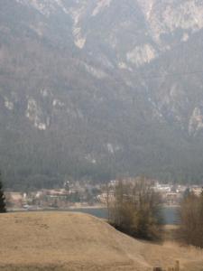 een uitzicht op een bergketen met een waterlichaam bij Haus Kaiser in Passriach