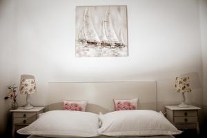 - une chambre avec 2 lits et un tableau mural dans l'établissement Apartman Dujmović, à Split