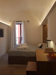 una camera da letto con un letto e asciugamani di i 26 Gradini Capri a Capri