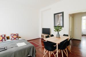 プラハにあるApartment Gesse Kollarovaのベッドルーム1室(ベッド1台、テーブル、椅子付)