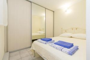 アドレルにあるAleks Apartmentのベッドルーム1室(ベッド1台に青いタオル2枚付)