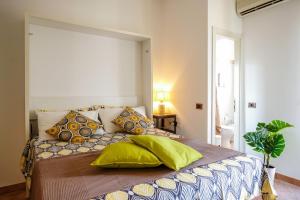 Letto o letti in una camera di The Best Rent - City View Apartment