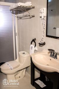 y baño con aseo y lavamanos. en Hotel Central Teziutlan, en Teziutlán
