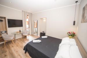 pokój hotelowy z łóżkiem i stołem w obiekcie Trevi Portrait w Rzymie