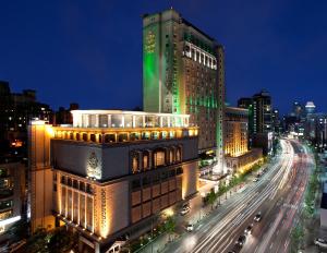 ソウルにあるImperial Palace Seoul Gangnamの夜の街灯のある高層ビル