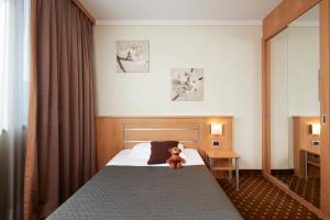 En eller flere senge i et værelse på Garda Hotel