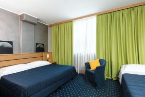 Postel nebo postele na pokoji v ubytování Garda Hotel
