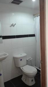 Et badeværelse på Aparta estudio en Ibagué
