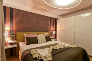 Posteľ alebo postele v izbe v ubytovaní Royal Route Residence