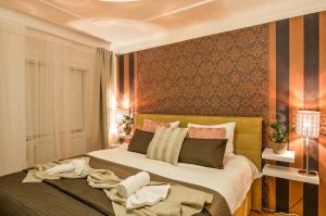Posteľ alebo postele v izbe v ubytovaní Royal Route Residence