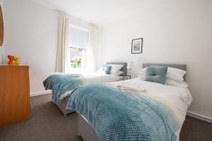 Un pat sau paturi într-o cameră la PREMIER - Ashgrove Apartment