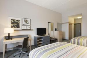 Country Inn & Suites by Radisson, Green Bay East, WI TV 또는 엔터테인먼트 센터