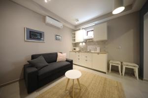 a living room with a couch and a kitchen at Teatro Verdi Accommodation in Zadar