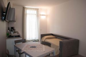 Habitación pequeña con cama y mesa en Appartamento Campagnola 1 en Riva del Garda