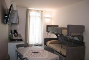 salon z kanapą i stołem w obiekcie Appartamento Campagnola 1 w mieście Riva del Garda