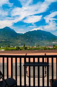 uma mesa numa varanda com vista para as montanhas em Appartamento Campagnola 1 em Riva del Garda