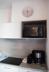 un horno microondas en la parte superior de una barra de cocina en Appartamento Campagnola 1 en Riva del Garda