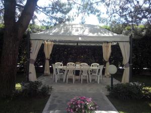 A garden outside B&B LE MAGNOLIE