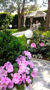 A garden outside B&B LE MAGNOLIE