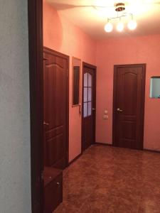 ノヴォシビルスクにある2-Bedroom Budget Flat in Gorskyの2つのドアとウッドフロアの空間