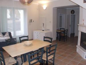 eine Küche und ein Esszimmer mit einem Tisch und einem Kamin in der Unterkunft Verona in Balatonmáriafürdő