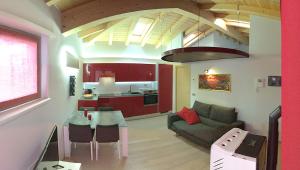 un soggiorno con divano e tavolo di Holiday House Viola a Tirano
