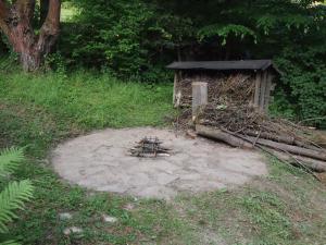 una pequeña estructura en medio de un campo en chata Milena, en Český Dub
