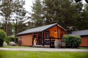 una piccola cabina con tetto nero di LEGOLAND Wild West Cabins a Billund