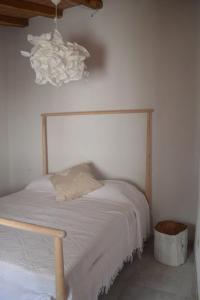 um quarto com uma cama e um lustre em Il Posto dell’Origano em La Spezia