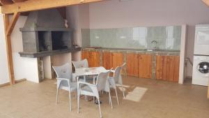a kitchen with a table and chairs and a stove at Exclusiva Vivienda en Cotillo in Cotillo