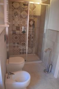 uma casa de banho com um chuveiro, um WC e um chuveiro em Il Posto dell’Origano em La Spezia