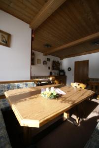 una mesa de madera con flores en una habitación en Haus Oblasser, en Finkenberg