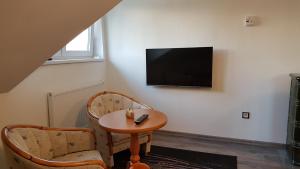 Televízia a/alebo spoločenská miestnosť v ubytovaní Room with a High Tatras view and Fireplace