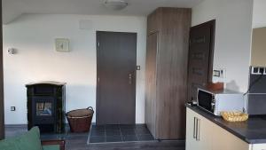 Kuchyňa alebo kuchynka v ubytovaní Room with a High Tatras view and Fireplace