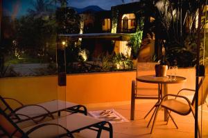 a small table and chairs in a room with a table and a table and chairs at Hotel Itapemar - Ilhabela in Ilhabela