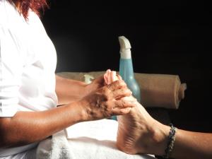 a woman clapping her hands next to a bottle of toothpaste at Hotel Itapemar - Ilhabela in Ilhabela